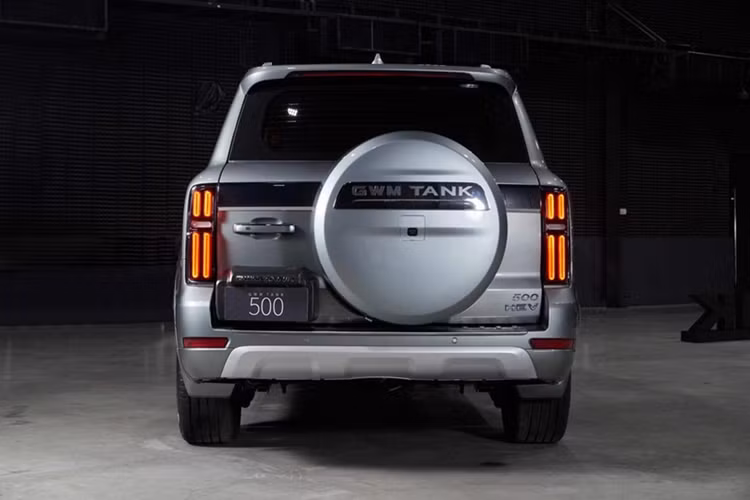 Cuối cùng là những trang bị an toàn như phanh tay điện tử, tự động giữ phanh tạm thời, tự động khóa cửa khi chìa khóa ra khỏi vùng cảm biến, hệ thống hỗ trợ chuyển làn đường để tránh chướng ngại vật, hỗ trợ đánh lái khẩn cấp, hỗ trợ khởi hành ngang dốc, hỗ trợ xuống dốc và camera 360 độ.