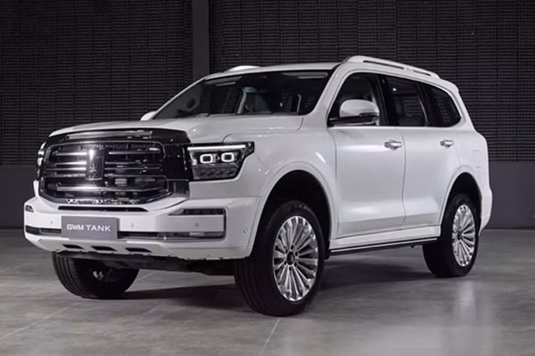 Chưa dừng ở đó, xe còn có màn hình hiển thị thông tin kính lái HUD, hệ thống âm thanh Infinity 12 loa, tự động điều chỉnh theo tốc độ của xe, điều hòa tự động với lọc bụi mịn PM2.5, cửa gió dành cho hàng ghế sau, sạc điện thoại không dây, hệ thống đèn viền nội thất, chìa khóa thông minh, cửa sổ trời toàn cảnh Panorama và cần số điện tử.