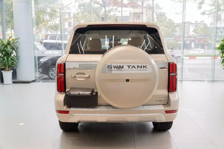 So với Toyota Land Cruiser 300 Series, xe dài hơn, hẹp hơn, thấp hơn trong khi chiều dài cơ sở giống hệt. Không chỉ kích thước mà ngay cả thiết kế của mẫu xe Trung Quốc này cũng gợi liên tưởng đến đối thủ Nhật Bản. Có thể thấy điều này qua khu vực sườn xe của Tank 500.