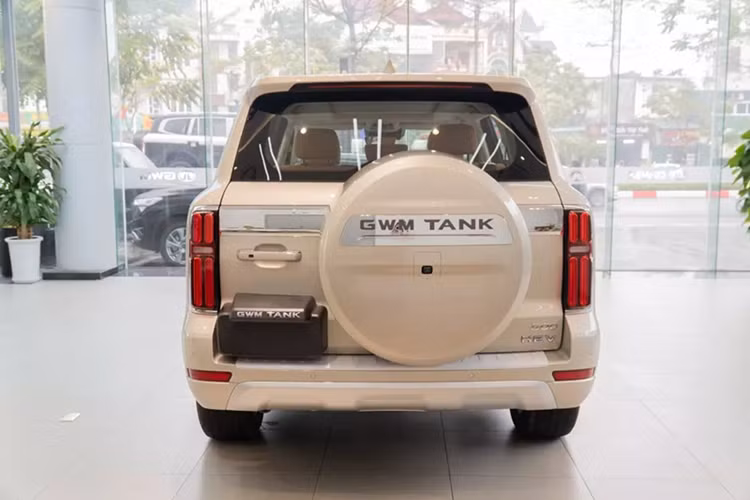 So với Toyota Land Cruiser 300 Series, xe dài hơn, hẹp hơn, thấp hơn trong khi chiều dài cơ sở giống hệt. Không chỉ kích thước mà ngay cả thiết kế của mẫu xe Trung Quốc này cũng gợi liên tưởng đến đối thủ Nhật Bản. Có thể thấy điều này qua khu vực sườn xe của Tank 500.