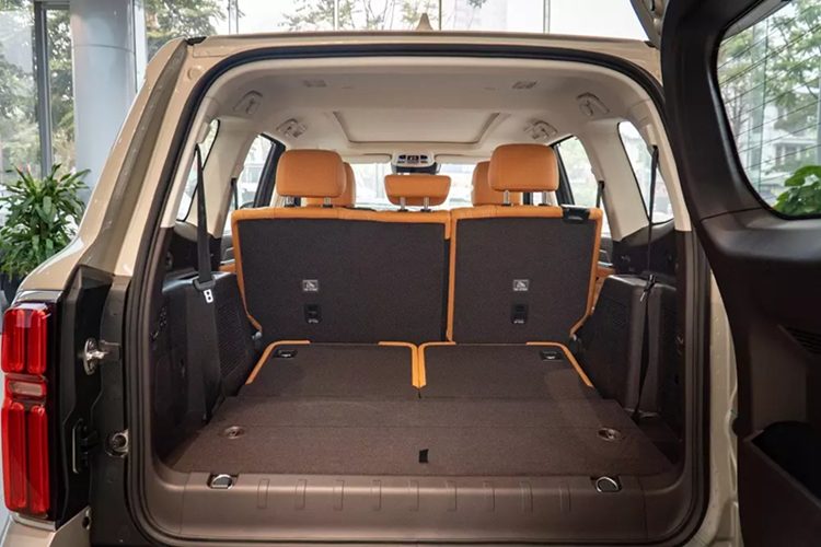 Tương tự sườn xe, khu vực phía sau của Tank 500 cũng gợi liên tưởng đến ô tô Toyota đời cũ với đèn hậu LED nằm dọc chia thành 2 tầng, lốp dự phòng nằm trên cửa cốp, biển số đặt lệch sang bên trái và ốp gầm màu bạc dưới cản sau.