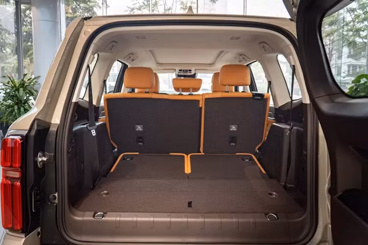 Tương tự sườn xe, khu vực phía sau của Tank 500 cũng gợi liên tưởng đến ô tô Toyota đời cũ với đèn hậu LED nằm dọc chia thành 2 tầng, lốp dự phòng nằm trên cửa cốp, biển số đặt lệch sang bên trái và ốp gầm màu bạc dưới cản sau.