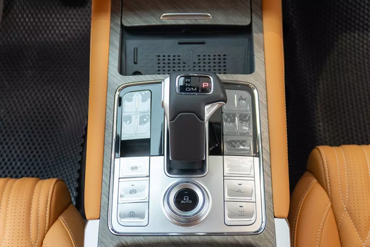 Ở chính giữa lưới tản nhiệt là logo hình chiếc xe tăng của thương hiệu Tank. Bên cạnh đó là đèn pha LED toàn phần, tích hợp dải đèn LED định vị ban ngày. Cản trước đi kèm đèn sương mù và hốc gió trung tâm hẹp, trang trí bằng nẹp mạ crôm.