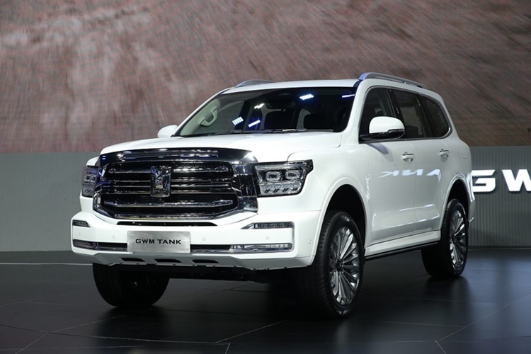 Động cơ kết hợp với mô-tơ điện, hộp số tự động 9 cấp 9HAT và hệ dẫn động 4 bánh thông minh. Tổng cộng, mẫu xe này có công suất tối đa 341 mã lực và mô-men xoắn cực đại 648 Nm. Bên cạnh đó là khóa vi sai trước và sau, giúp xe duy trì độ bám đường tối đa khi vượt địa hình phức tạp.