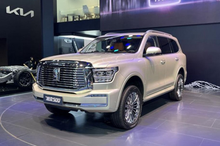 Trang bị tiện nghi của mẫu xe Trung Quốc này cũng khá phong phú với ghế bọc da Nappa, ghế lái chỉnh điện 8 hướng/nhớ vị trí/massage, ghế phụ lái chỉnh điện 6 hướng, vô lăng bọc da chỉnh 4 hướng, tích hợp phím chức năng/lẫy chuyển số, bảng đồng hồ kỹ thuật số 12,3 inch và màn hình cảm ứng trung tâm 14,6 inch, hỗ trợ kết nối Apple CarPlay/Android Auto.