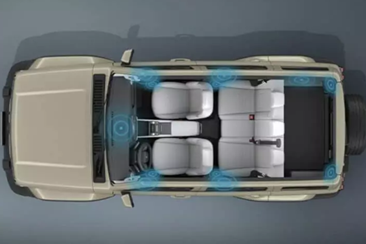 Buồng lái được trang bị vô lăng hình chữ D, bảng đồng hồ 12,3 inch, màn hình điều khiển trung tâm nổi 14,6 inch mới chạy bằng chip Qualcomm Snapdragon 8155 và đế sạc nhanh không dây điện thoại di động 50W kép mới.