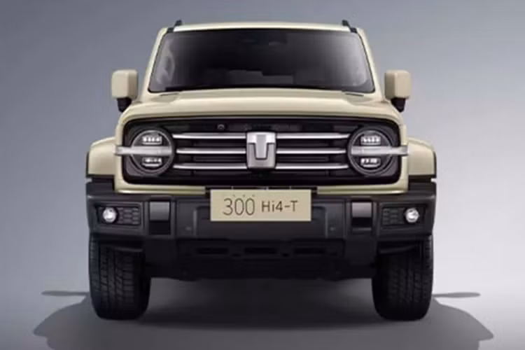 Tank 300 2025 tiếp tục thiết kế ngoại thất của thương hiệu trong khi bổ sung màu thân xe vàng sa mạc mới. Cản trước rộng và đèn pha tròn ở mặt trước, tay nắm cửa truyền thống, giá để đồ trên nóc xe và lốp dự phòng phía sau vẫn được giữ nguyên.