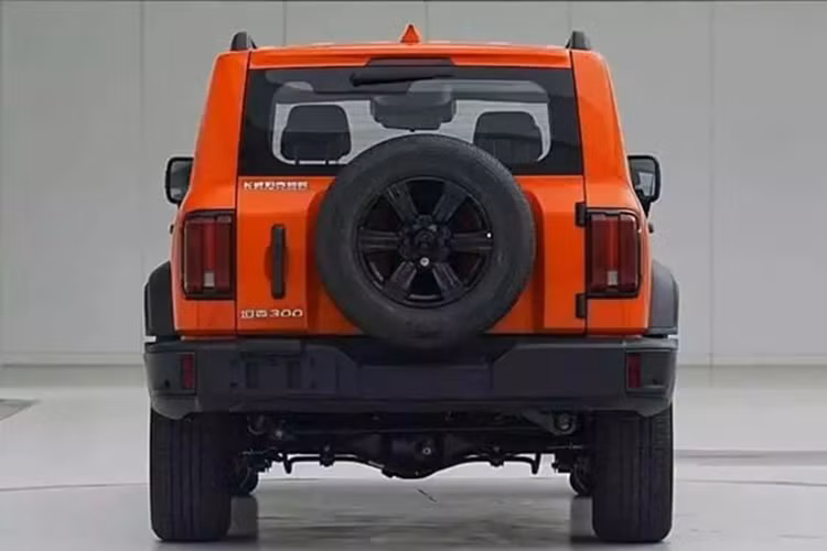 Hệ thống âm thanh được nâng cấp bao gồm 12 loa và chống ồn chủ động, hệ điều hành được hỗ trợ bởi Coffee OS 3 thế hệ thứ ba và ghế ngồi được làm bằng da Nappa. Trong khi các nút bấm vật lý vẫn được giữ nguyên, thiết kế chuyển cột mới và chức năng tương tác bằng giọng nói mạnh mẽ hơn.