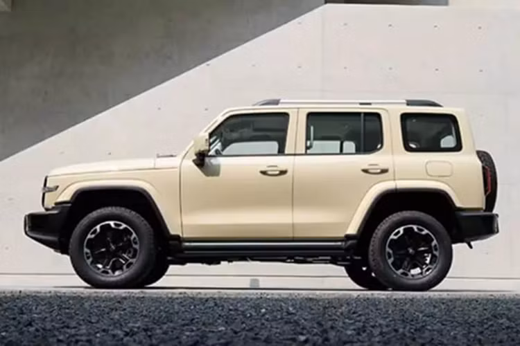 Để tham khảo, mẫu xe Tank 300 hiện đang được bán được trang bị động cơ xăng 2.0T, động cơ xăng 2.0T + hệ thống hybrid nhẹ 48V, động cơ V6 3.0T + hệ thống hybrid nhẹ 48V hoặc hệ thống plug-in hybrid Hi4-T, mức giá xe Tank 300 2025 khởi điểm là 199.800 nhân dân tệ (27.400 USD - khoảng 653 triệu đồng).