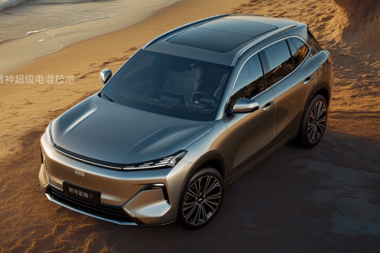 Thể tích cốp xe tiêu chuẩn là 528 L và có thể mở rộng lên 2065 L sau khi gập hàng ghế sau xuống. Bên trong, màn hình điều khiển trung tâm 14,6 inch tích hợp nhiều chức năng điều khiển xe và hệ thống giải trí, được hỗ trợ bởi hệ thống buồng lái thông minh Flyme Auto. Ghế ngồi được làm bằng vật liệu da. 