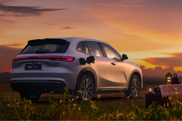 Trọng lượng không tải liên quan lần lượt là 1.610 kg và 1.724 kg. Hơn nữa, mức tiêu thụ nhiên liệu của CLTC là 3,75 L trên 100 km. Với bình nhiên liệu đầy và sạc đầy, phạm vi toàn diện là 1.420 km. Ngoài ra, chỉ có phiên bản cao cấp nhất hỗ trợ sạc nhanh DC trong đó mất 20 phút để sạc đầy pin từ 30% đến 80%.