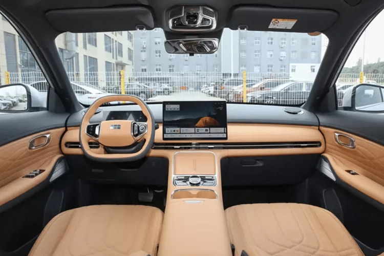 Ngoài ra, Geely Galaxy Starship 7 EM-i của Trung Quốc còn được trang bị bảng điều khiển LCD đầy đủ 10,2 inch và W-HUD 13,8 inch, thực hiện liên kết ba màn hình.