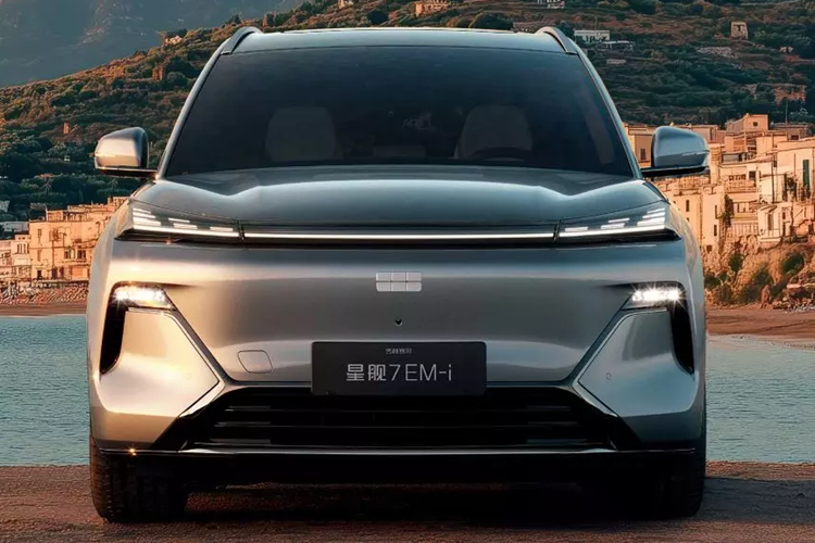 Hơn nữa, tính đến ngày 19/12/204, mẫu xe SUV Geely Galaxy Starship 7 EM-i mới chỉ có mặt trên thị trường được 13 ngày và tổng doanh số giao hàng đã vượt quá 10.000 chiếc, phá vỡ kỷ lục giao hàng nhanh nhất đối với dòng xe SUV plug-in hybrid, theo hãng sản xuất ôtô này.