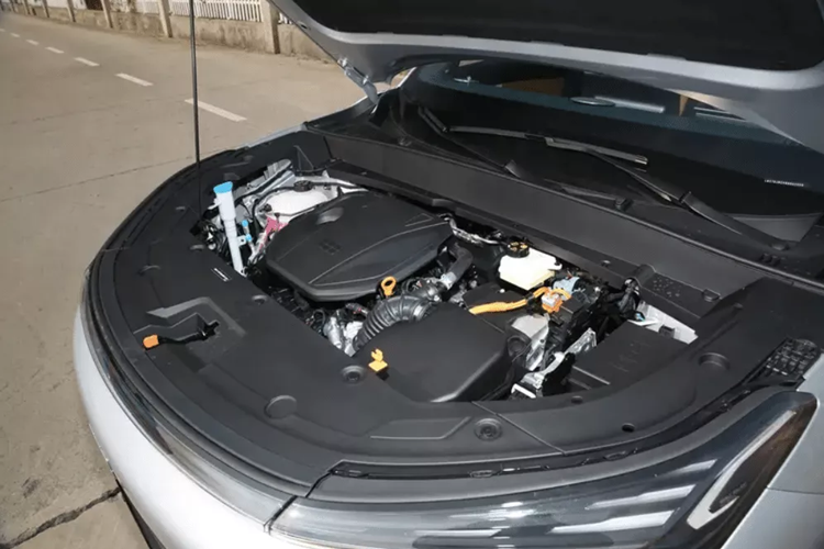 Một điểm nổi bật của Geely Galaxy Starship 7 EM-i là hệ thống Thor PHEV thế hệ tiếp theo do Geely tự phát triển, kết hợp với E-DHT, bao gồm động cơ hybrid 1,5L có hiệu suất nhiệt là 46,5% và một động cơ điện.