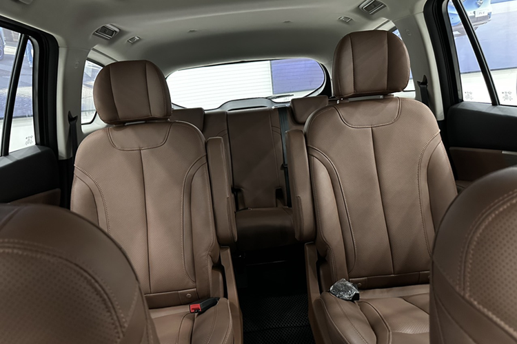 Các tiện nghi nổi bật bao gồm vô lăng tích hợp nút điều khiển, cặp màn hình đôi 12,3 inch, điều hòa tự động 2 vùng với lọc không khí, sạc không dây, điều khiển giọng nói, GPS, hệ thống âm thanh 6 loa, 4 cổng USB, camera giám sát hàng ghế sau và cửa sổ trời.