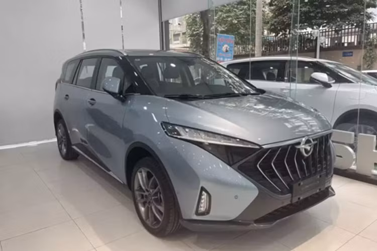 Theo đó, những mẫu xe Haima 7X tại Việt Nam sản xuất năm 2024 hiện đang được chào bán với giá chỉ 669 triệu đồng, thấp hơn tới 196 triệu đồng so với giá niêm yết ban đầu là 865 triệu đồng. Bên cạnh bản động cơ xăng, phiên bản thuần điện Haima 7X-E cũng đang được khuyến mại. 