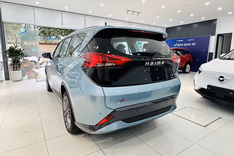 Hai phiên bản của mẫu xe điện này hiện được ưu đãi khoảng 130 triệu đồng, đưa giá thực tế về mức từ 851 – 970 triệu đồng (giá niêm yết ban đầu dao động từ 981 triệu đến 1,1 tỷ đồng). Haima 7X và Haima 7X-E lần đầu tiên ra mắt thị trường Việt Nam vào tháng 12/2023.