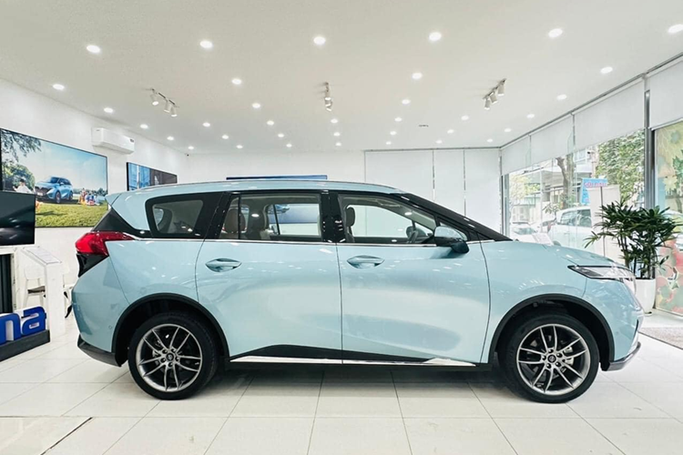 Haima 7X thuộc phân khúc MPV hạng trung, có kích thước tổng thể dài x rộng x cao lần lượt là 4.815 x 1.874 x 1.720 mm, cùng chiều dài cơ sở 2.860 mm, tương đương với Toyota Innova Cross nhưng ngắn hơn Hyundai Custin.