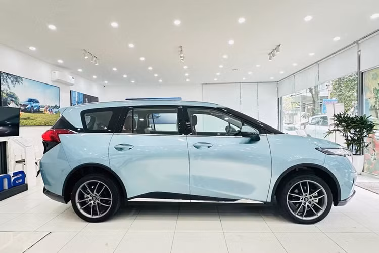 Haima 7X thuộc phân khúc MPV hạng trung, có kích thước tổng thể dài x rộng x cao lần lượt là 4.815 x 1.874 x 1.720 mm, cùng chiều dài cơ sở 2.860 mm, tương đương với Toyota Innova Cross nhưng ngắn hơn Hyundai Custin.