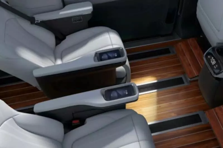 Nội thất có sáu ghế ngồi độc lập với thể tích cốp xe tiêu chuẩn là 1.100 lít, diện tích cabin cho mỗi người là 1,13 m², chiều dài hàng ghế trước là 790 mm, chiều dài hàng ghế giữa là 1000 mm, chiều dài hàng ghế thứ ba là 940 mm và cửa sổ trời toàn cảnh siêu lớn 2,18㎡.