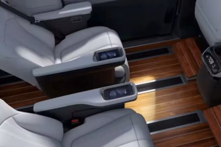 Nội thất có sáu ghế ngồi độc lập với thể tích cốp xe tiêu chuẩn là 1.100 lít, diện tích cabin cho mỗi người là 1,13 m², chiều dài hàng ghế trước là 790 mm, chiều dài hàng ghế giữa là 1000 mm, chiều dài hàng ghế thứ ba là 940 mm và cửa sổ trời toàn cảnh siêu lớn 2,18㎡.