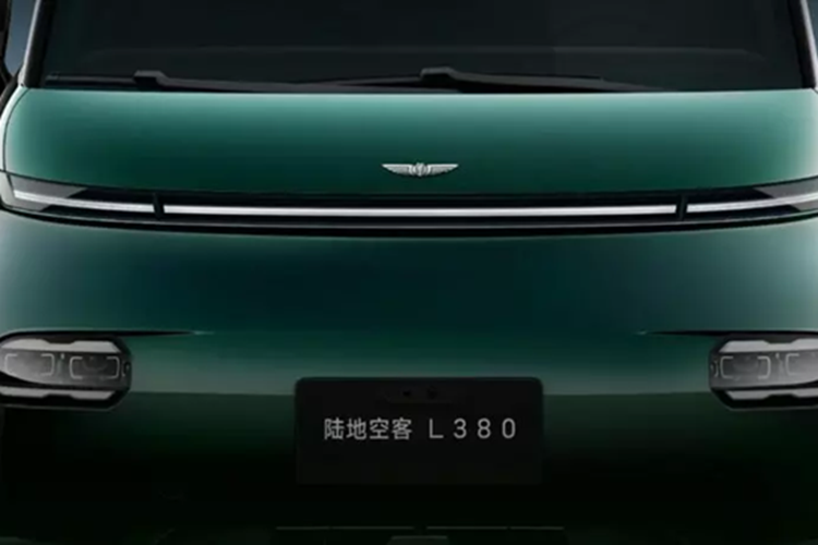 Các cấu hình tiêu chuẩn khác bao gồm hệ thống chất lượng không khí, đèn viền nhiều màu, ghế trượt điện 1,93 m, WiFi 5G trên xe, trợ lý giọng nói AI, ghế chỉnh điện, cập nhật OTA và sạc không dây 50 W cho điện thoại di động ở hàng ghế trước và giữa.