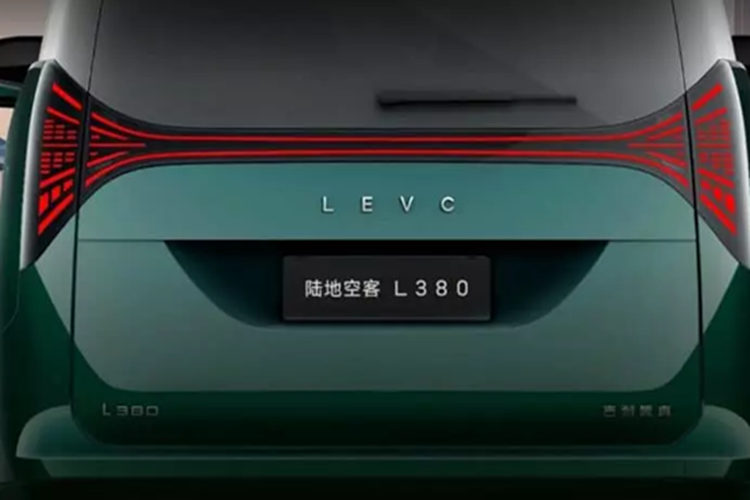 Về mặt an toàn, L380 được trang bị camera trước, camera bên hông, camera theo dõi tình trạng mệt mỏi của người lái, camera chiếu hậu, năm radar sóng milimet, 12 radar siêu âm và camera quan sát ban đêm hồng ngoại xa có phạm vi 300 mét (chỉ có ở phiên bản cao cấp nhất).