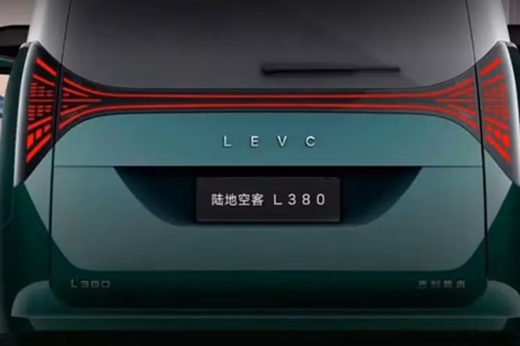 Về mặt an toàn, L380 được trang bị camera trước, camera bên hông, camera theo dõi tình trạng mệt mỏi của người lái, camera chiếu hậu, năm radar sóng milimet, 12 radar siêu âm và camera quan sát ban đêm hồng ngoại xa có phạm vi 300 mét (chỉ có ở phiên bản cao cấp nhất).