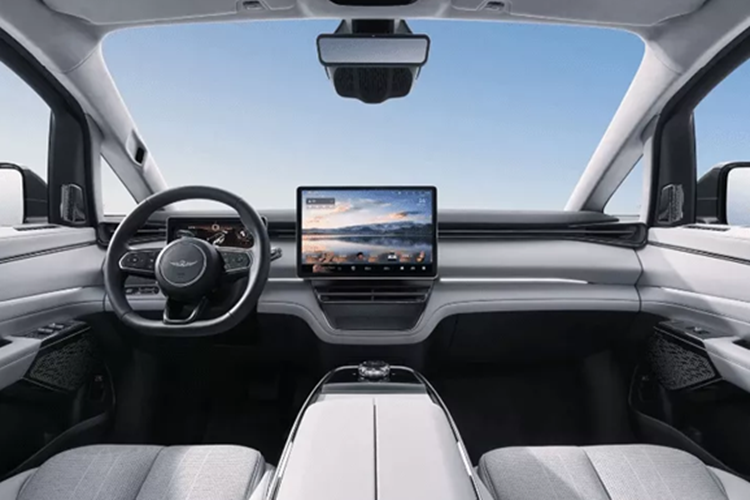 Tốc độ tối đa là 170 km/h hoặc 180 km/h và thời gian tăng tốc từ 0 – 100 km/h là 8,9 giây hoặc 5,5 giây, tùy thuộc vào từng phiên bản. Hơn nữa, thời gian sạc nhanh từ 30% đến 80% mất 30 phút. Năm chế độ lái được hỗ trợ, cụ thể là thoải mái, tiết kiệm, thể thao, tuyết và tùy chỉnh.