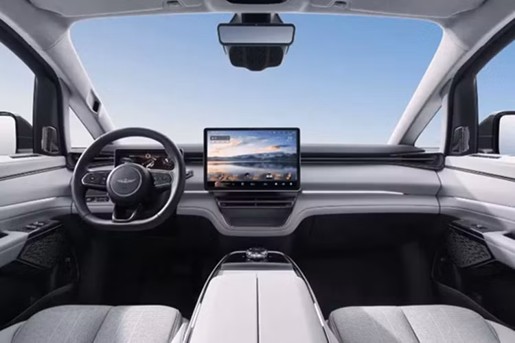 Tốc độ tối đa là 170 km/h hoặc 180 km/h và thời gian tăng tốc từ 0 – 100 km/h là 8,9 giây hoặc 5,5 giây, tùy thuộc vào từng phiên bản. Hơn nữa, thời gian sạc nhanh từ 30% đến 80% mất 30 phút. Năm chế độ lái được hỗ trợ, cụ thể là thoải mái, tiết kiệm, thể thao, tuyết và tùy chỉnh.