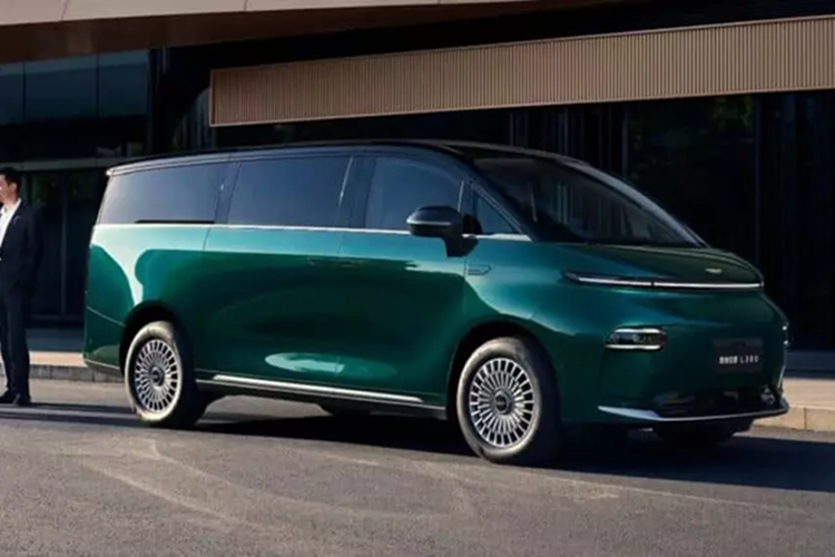 Chiếc L380 ra mắt trước đây thuộc thương hiệu LEVC, nhưng mẫu xe được bán ra lần này lại thuộc thương hiệu Geely Galaxy. Người tiêu dùng có thể lựa chọn một trong bốn loại sơn ngoại thất, nhưng màu xanh rêu là bộ áo dành riêng cho phiên bản này.