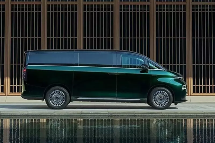 Các chức năng hỗ trợ lái xe MPV Geely Galaxy LEVC L380 Land Airbus khá tiên tiến bao gồm cảnh báo va chạm phía trước/phía sau, cảnh báo chệch làn đường, giám sát điểm mù và hỗ trợ đỗ xe đều được hỗ trợ.