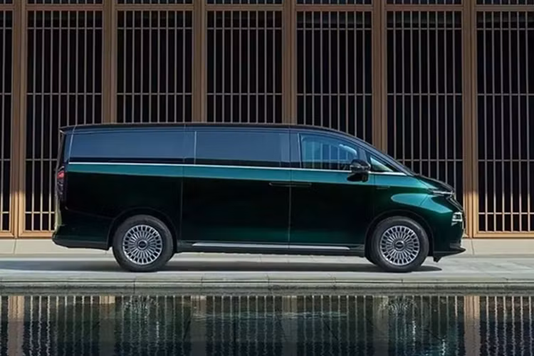 Các chức năng hỗ trợ lái xe MPV Geely Galaxy LEVC L380 Land Airbus khá tiên tiến bao gồm cảnh báo va chạm phía trước/phía sau, cảnh báo chệch làn đường, giám sát điểm mù và hỗ trợ đỗ xe đều được hỗ trợ.