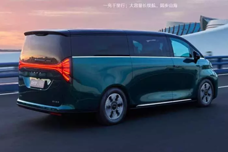 Theo quan chức này, thiết kế tổng thể của Geely Galaxy LEVC L380 2025 mới được lấy cảm hứng từ khái niệm khí động học của máy bay Airbus trong khi thiết kế đèn hậu lấy cảm hứng từ vẻ đẹp của loài công khi xòe rộng bộ lông.