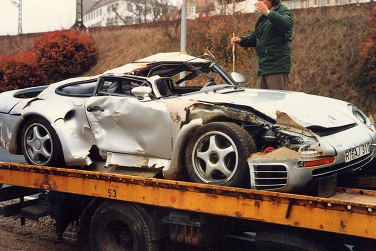 Đến năm 1998, chiếc 959 gặp tai nạn nghiêm trọng xe lộ khiến xe hư hỏng nặng. Porsche 959 được xem là siêu phẩm kỳ tích công nghệ của Porsche trong thập niên 1980. Đó là lý do khiến tay đua người Đức gặp gỡ Karl Heinz Feustel - một trong những nghệ nhân chuyên phục chế xe cổ và độ xe Porsche nổi tiếng.