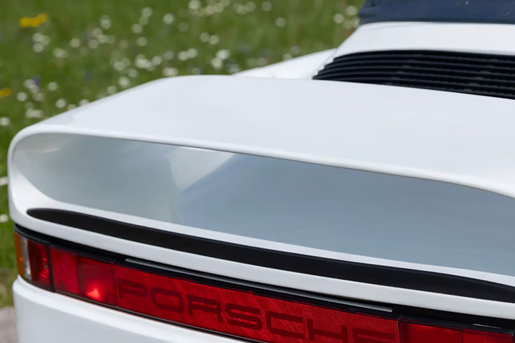 Porsche 959 phiên bản Speedster vừa được bảo dưỡng bởi ADR Motorsport vào tháng 3/2025, xe ở trạng thái hoàn hảo.