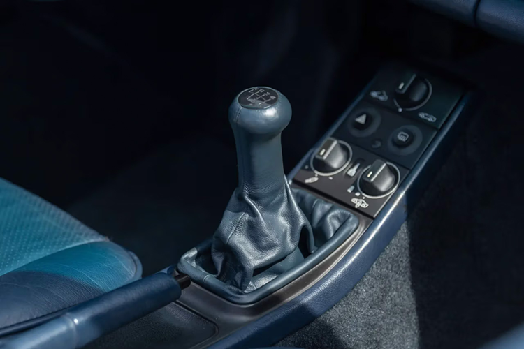 Trước khi lên sàn đấu giá lần này, kiệt tác Porsche 959 Speedster thuộc bộ sưu tập của chủ sở hữu từ năm 2008. Porsche 959 phiên bản Speedster thể hiện tinh thần chế tác thủ công đỉnh cao của Đức.