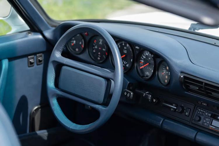 Porsche 959 phiên bản Speedster được hoàn thiện vào năm 1989 sau 4.000 giờ chế tác, chiếc xe đã xuất hiện tại Triển lãm Ô tô Frankfurt và Essen với màu sơn Grand Prix White.