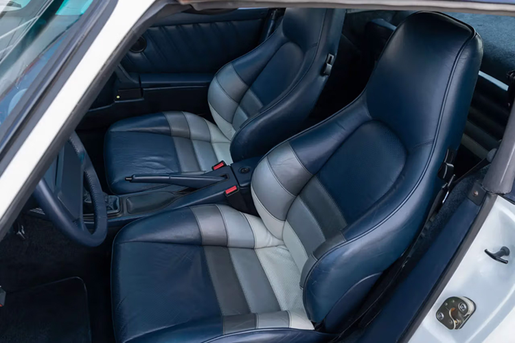 Quá trình hồi sinh 959 trở thành phiên bản Speedster mất nhiều thời gian từ việc thiết kế cho đến cải tiến kỹ thuật. Mui xe được loại bỏ hoàn toàn để biến hóa theo phong cách Speedster.