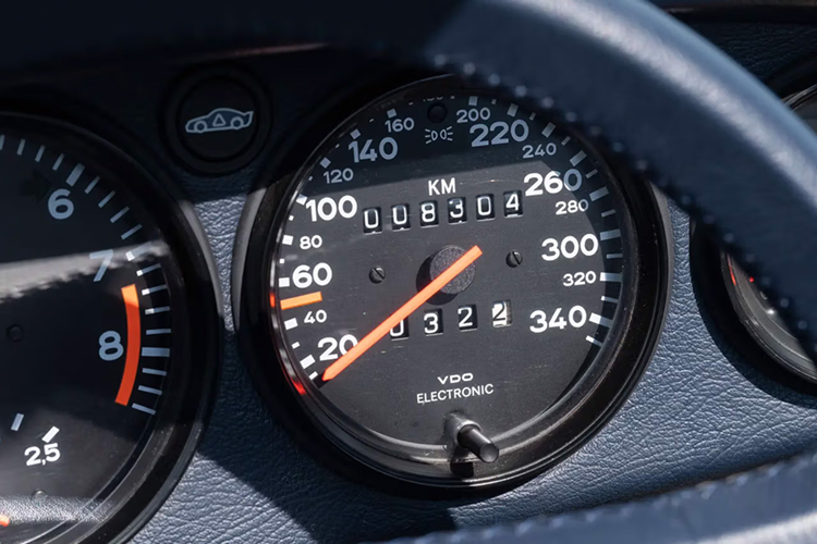 Với nội thất da xanh, mui mềm điều khiển đóng/mở điện. Ngoài ra xe còn có bạt phủ, kính chắn gió Speedster dự phòng, gương phụ và tài liệu hướng dẫn sử dụng.