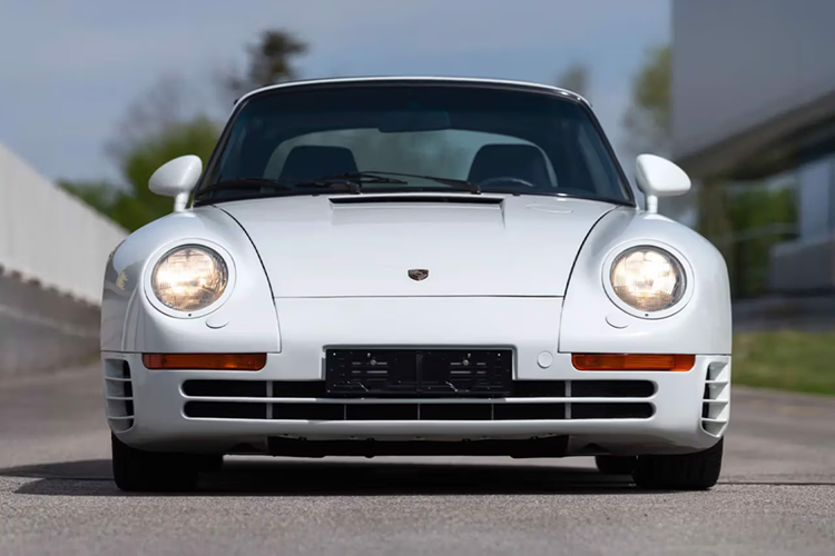 Tuy nhiên để chiếc xe này được cạnh tranh trong phân hạng, FIA đã yêu cầu Porsche thực hiện sản xuất hàng loạt (theo quy định của FIA), đó là lý do Porsche sản xuất ít nhất 200 xe trên thị trường. Chiếc Porsche 959 sản xuất 1987 được giao cho tay đua Jürgen Lässig.