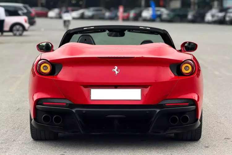 Đây là 1 trong 2 chiếc xe Ferrari Portofino M hiện đang có mặt tại thị trường Việt Nam, thú vị là xe này là chiếc đầu tiên, và mất tích trên đường phố khá lâu, kẹp phanh màu vàng của xe đã tố cáo điều đó. Hiện chiếc siêu xe mui trần Ferrari Portofino M này chỉ mới chạy hơn 8.000 km, giá bán trên 10 tỷ đồng.