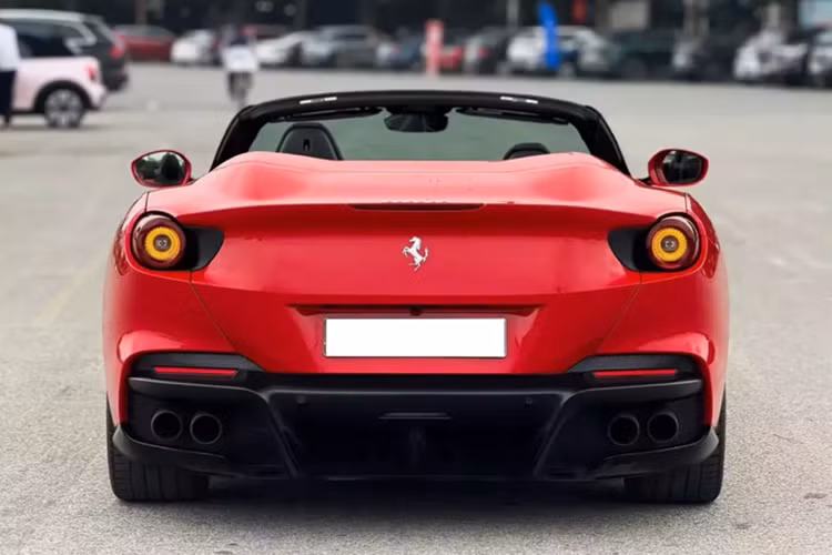 Đây là 1 trong 2 chiếc xe Ferrari Portofino M hiện đang có mặt tại thị trường Việt Nam, thú vị là xe này là chiếc đầu tiên, và mất tích trên đường phố khá lâu, kẹp phanh màu vàng của xe đã tố cáo điều đó. Hiện chiếc siêu xe mui trần Ferrari Portofino M này chỉ mới chạy hơn 8.000 km, giá bán trên 10 tỷ đồng.