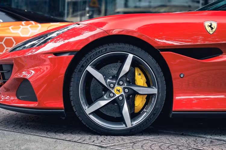 California ban đầu được giới thiệu như một mẫu xe giá rẻ, tuy nhiên, nó bao gồm nhiều cải tiến về thiết kế mới từ Ferrari, và quan trọng, xe có đến 4 chỗ ngồi, đó là điều xa xỉ của các xe "ngựa chồm" lúc bấy giờ. 10 năm sau đó, dòng xe này có người kế nhiệm là Portofino, chiếc xe đã được ra mắt tại triển lãm ô tô Frankfurt 2017.