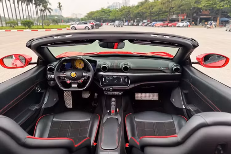 Nếu đàn anh có đến 10 năm xuất hiện trên thị trường thì Ferrari Portofino lại chỉ có vỏn vẹn 6 năm, từ 2017 đến 2023, và nó chỉ mới bị khai tử trong năm nay. Ferrari Portofino có 2 phiên bản là tiêu chuẩn và nâng cấp giữa vòng đời, gọi là Ferrari Portofino M, đàn anh của nó là California T.