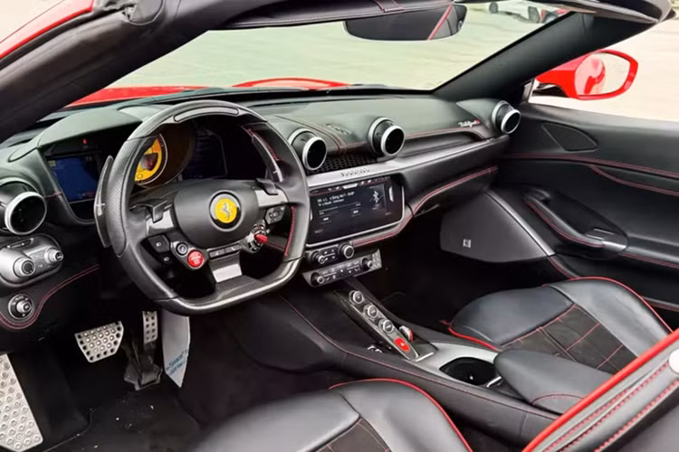 Chữ “M” trong tên của xe là viết tắt của “Modificata”, có nghĩa là “tinh chỉnh” trong tiếng Ý, nhằm nói đến những nâng cấp mà Ferrari đã thực hiện trên mẫu siêu xe mui trần này không chỉ ở thiết kế mà còn cải thiện công suất tối đa của xe.