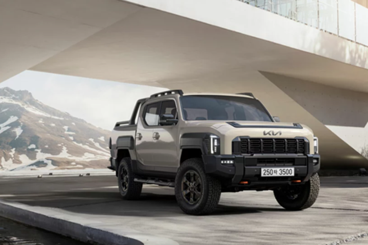 Hầu hết các tính năng chính đều được tích hợp vào cụm màn hình đôi đặt nổi trên taplo. Khu vực bệ tỳ tay trung tâm có bàn sạc không dây, ngăn để bình nước, nút bấm phanh điện tử, Auto Hold và lẫy gạt chuyển chế độ gài cầu.