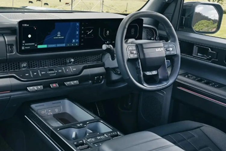 Kia Tasman 2025 có phong cách thiết kế táo bạo, cơ bắp nhằm tối ưu tính thực dụng. Phần đầu xe hầm hố với lưới tản nhiệt hình “mũi hổ” đặc trưng của nhà Kia, kết hợp với cản trước vuông vức nhô cao. Trong khi đó, hệ thống đèn pha Starmap lại được đặt lệch hẳn sang hai bên, nối liền với vòm bánh xe phía trước.