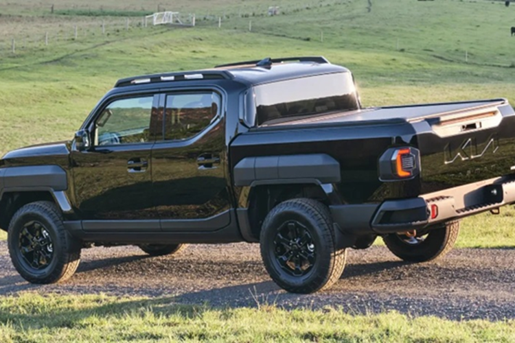 Kia Tasman sở hữu kích thước chiều dài 5.410 mm, rộng 1.930 mm, cao 1.870 mm (2 bản cao cấp có chiều cao lần lượt là 1.890 và 1.920 mm), đi kèm chiều dài cơ sở xe là 3.270 mm. Khả năng lội nước sâu mặc định ở 800 mm.