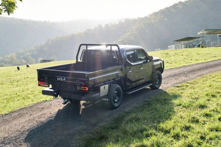 Về trang bị an toàn, Kia Tasman 2025 sở hữu hệ thống hỗ trợ người lái tiên tiến ADAS bao gồm các tính năng như: hỗ trợ giữ làn đường, cảnh báo điểm mù và một loạt tính năng hiện đại khác. Nhờ khả năng cách âm tiên tiến, Tasman hứa hẹn mang đến một khoang cabin yên tĩnh, thoải mái, rất phù hợp cho những chuyến đi dài.